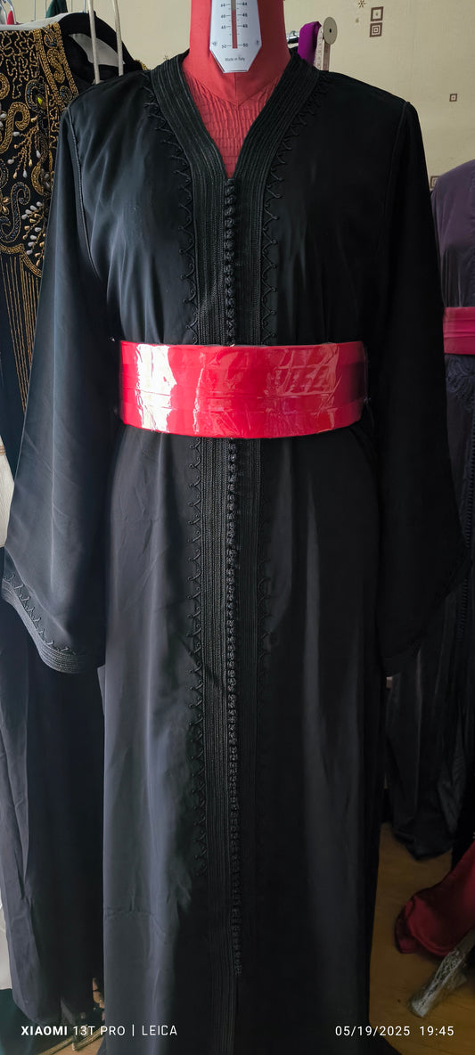Caftan noir doublure rouge avec ceinture